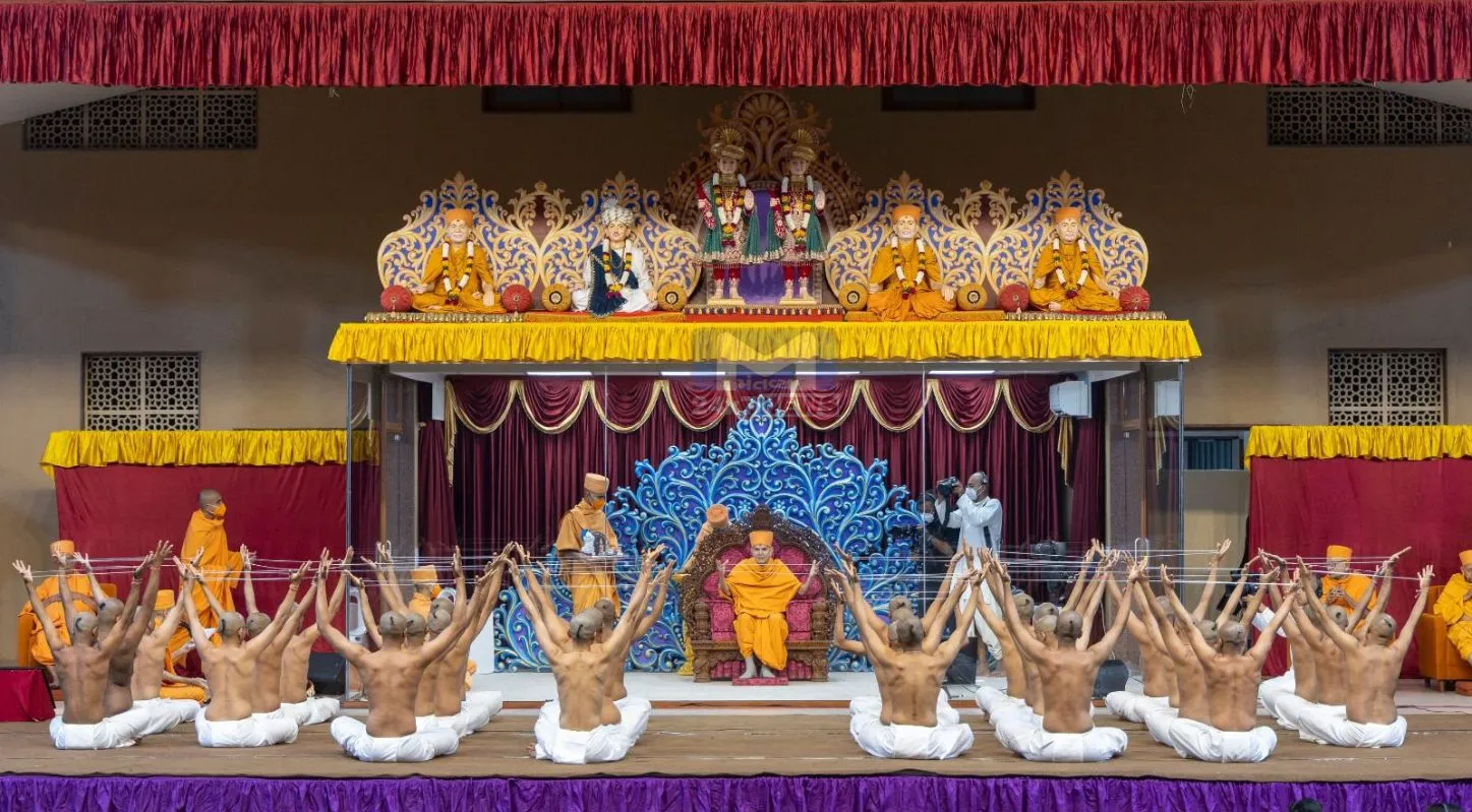 BAPS, નવયુવાનો, દીક્ષા, વકીલ, MBA