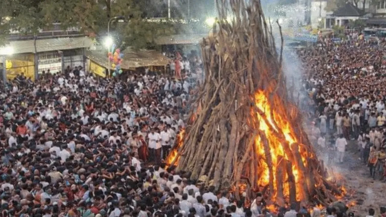 Gandhinagar Palaj Holika Dahan