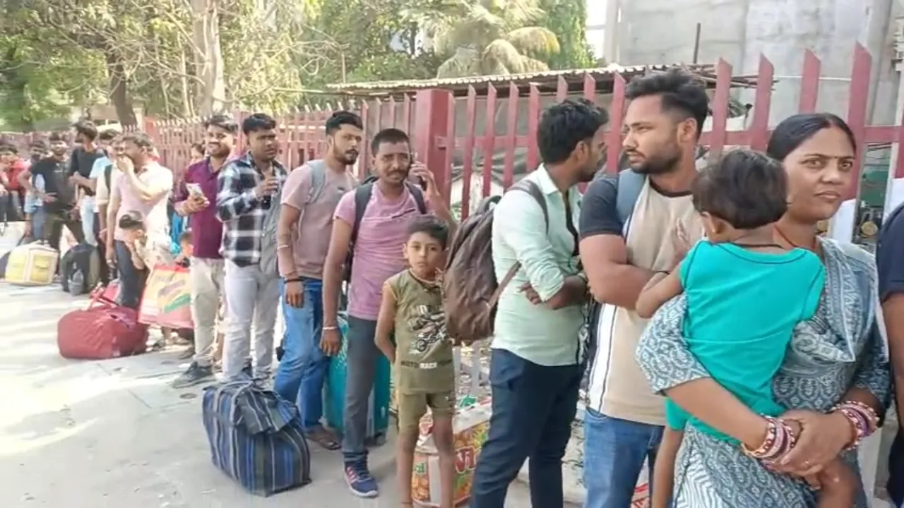Surat Udhna Station Crowd