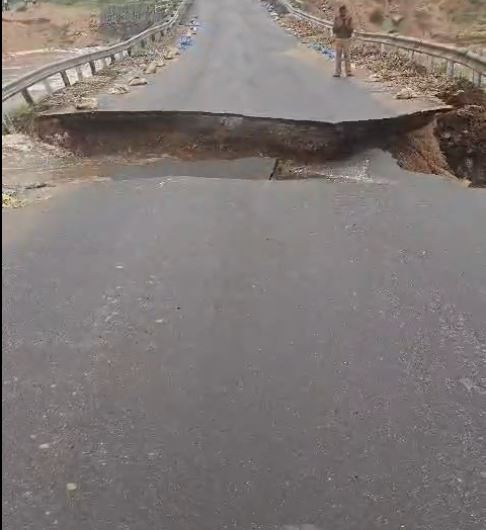 Chhota Udepur Bridge Collapse: રસ્તો ધસી પડ્યો