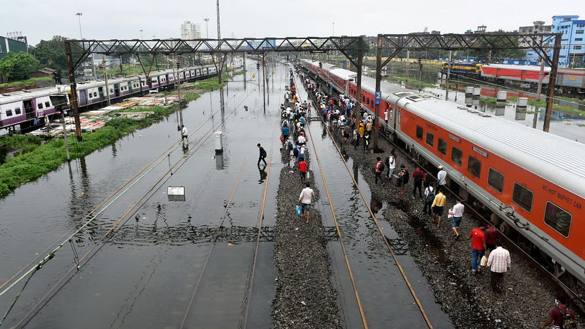 South Gujarat Rain: રેલવે સેવા ખોરવાઈ