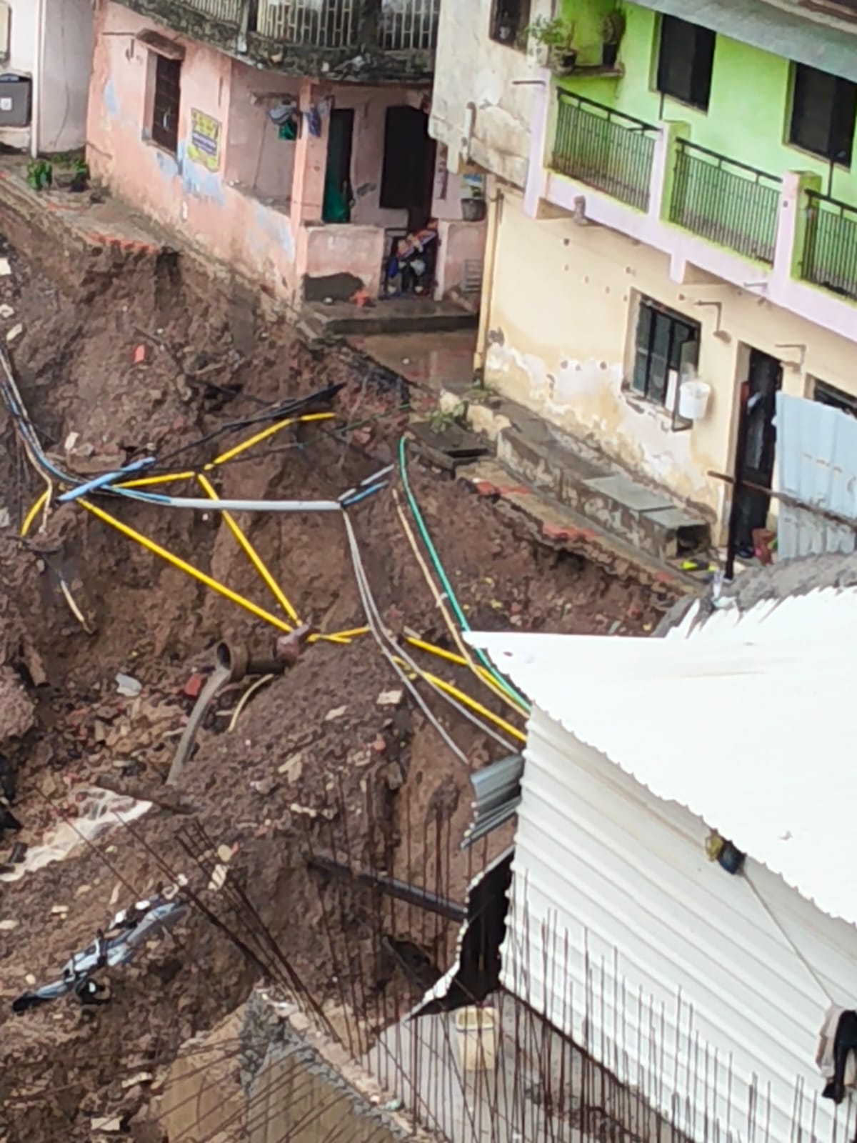 Naranpura Wall Collapse: દિવાલ પડી, પરિવારો રસ્તા પર