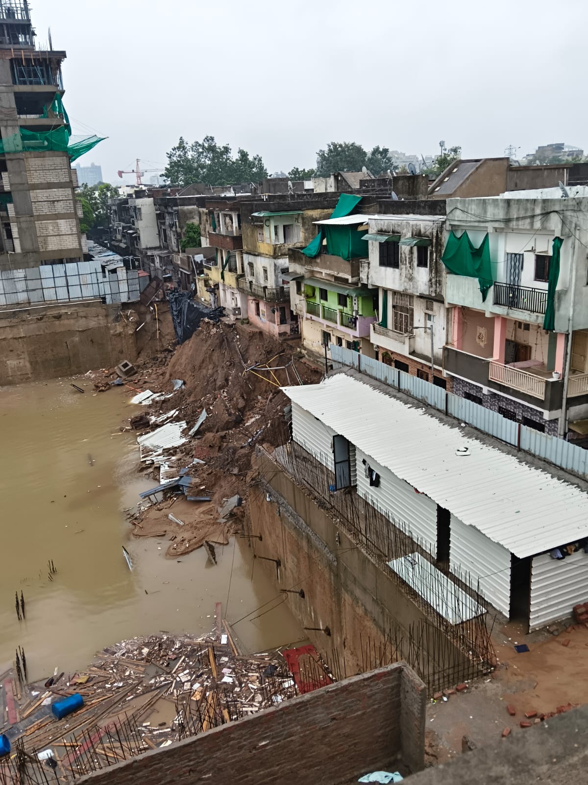Naranpura Wall Collapse: દિવાલ પડી, પરિવારો રસ્તા પર