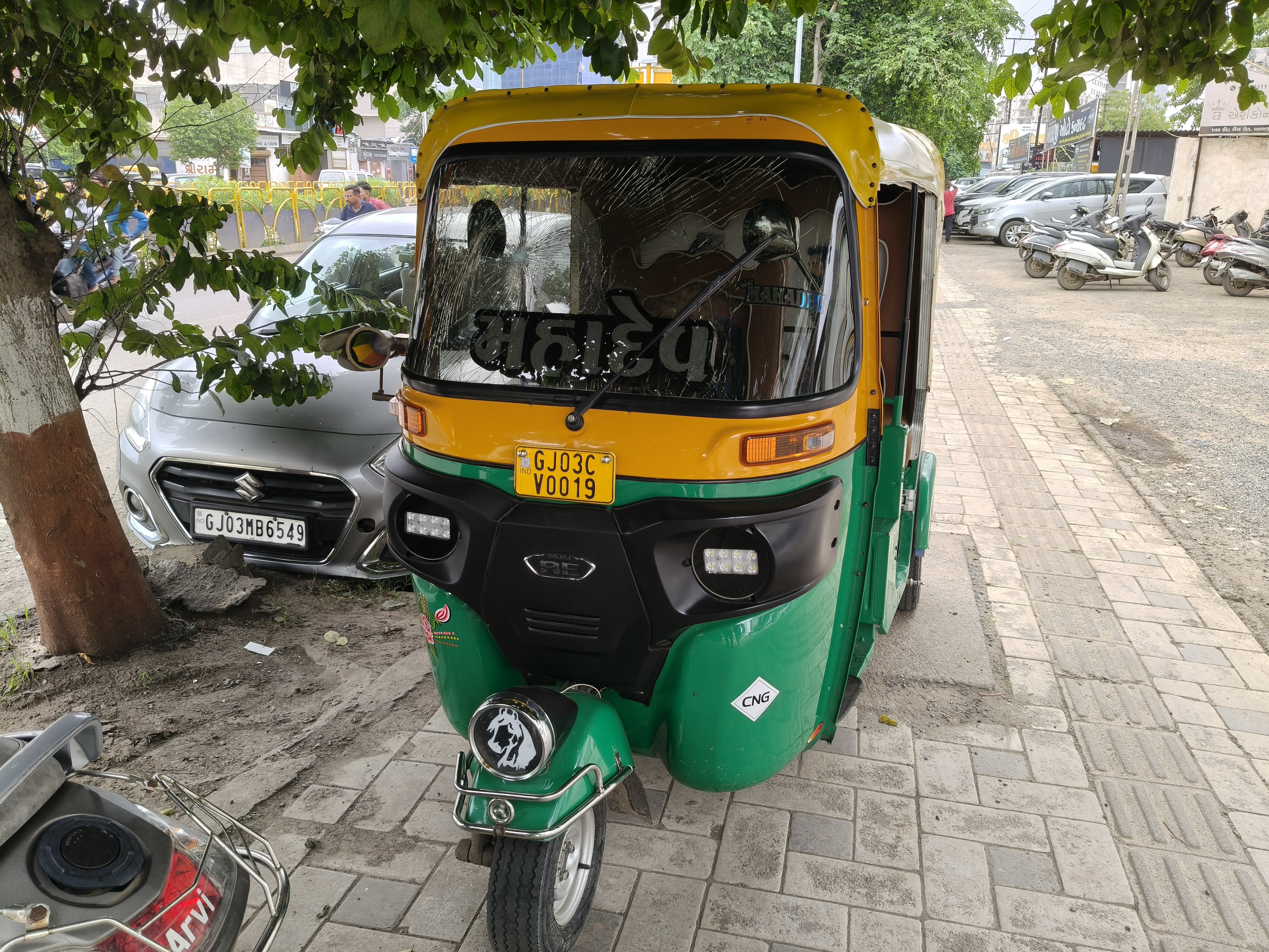 Auto Rickshaw Accident: વૃદ્ધા હવામાં ફંગોળાયા