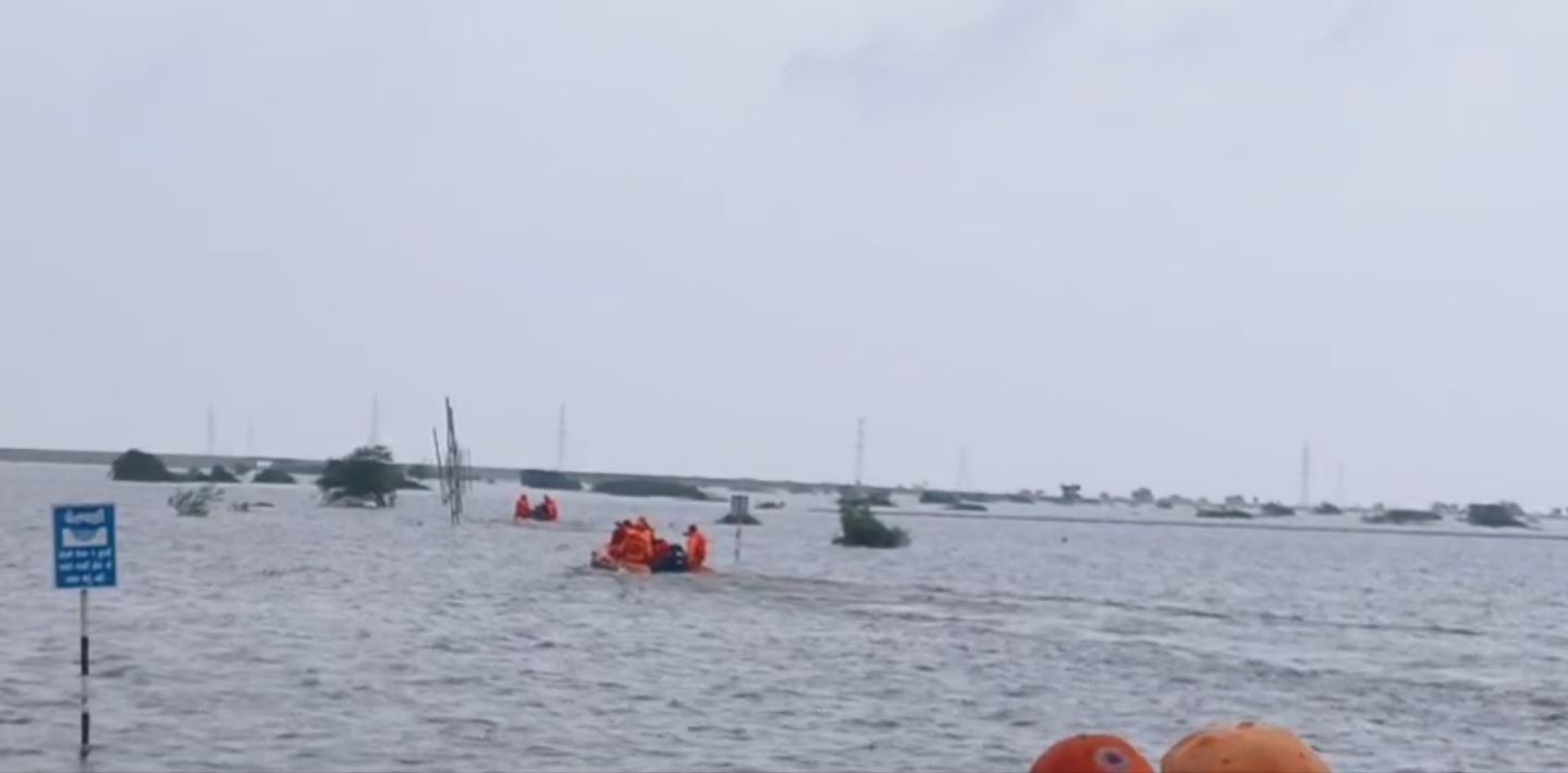 Ahmedabad Waterlogging: જનજીવન હજુ અસ્તવ્યસ્ત