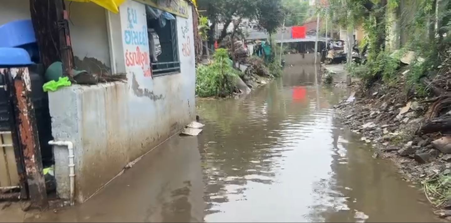 Ahmedabad Waterlogging: જનજીવન હજુ અસ્તવ્યસ્ત