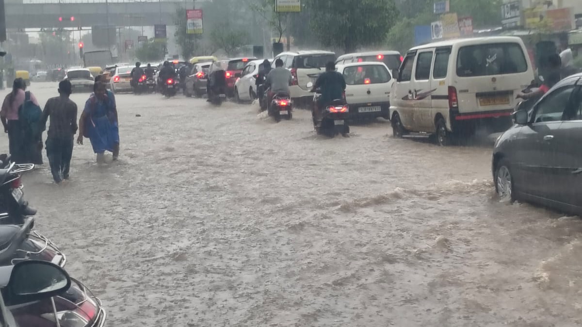 Ahmedabad Heavy Rain: અંડરપાસ બંધ, શહેર ઠપ