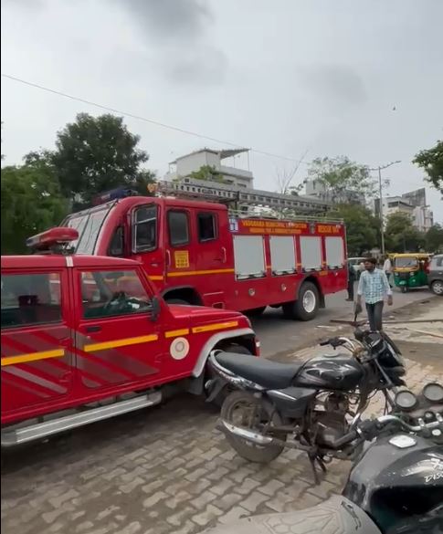 D-Mart Site Accident: મહિલા સહિત 2 મજૂરોનું રેસ્કયૂ