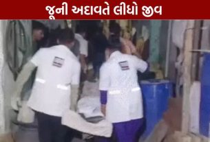 અમદાવાદ (Ahmedabad)ના પૂર્વ વિસ્તારમાં આવેલા બહેરામપુરા (Behrampura)ના સંતોષનગર વિસ્તારમાં મોડી રાત્રે એક યુવકની તીક્ષ્ણ હથિયાર વડે હત્યા (Murder)થતાં વિસ્તારમાં ચકચાર મચી ગઈ છે