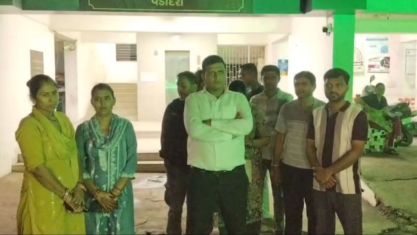 Vadodara Dashama dispute: સેંકડો ભક્તોની અવરજવરથી રહીશોમાં રોષ