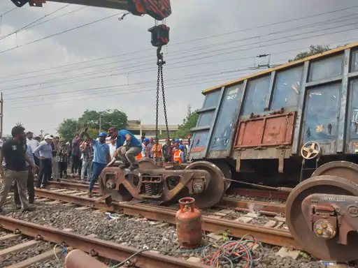 Train Derailment Anand: 2 ડબ્બા પાટા પરથી ઉતર્યા