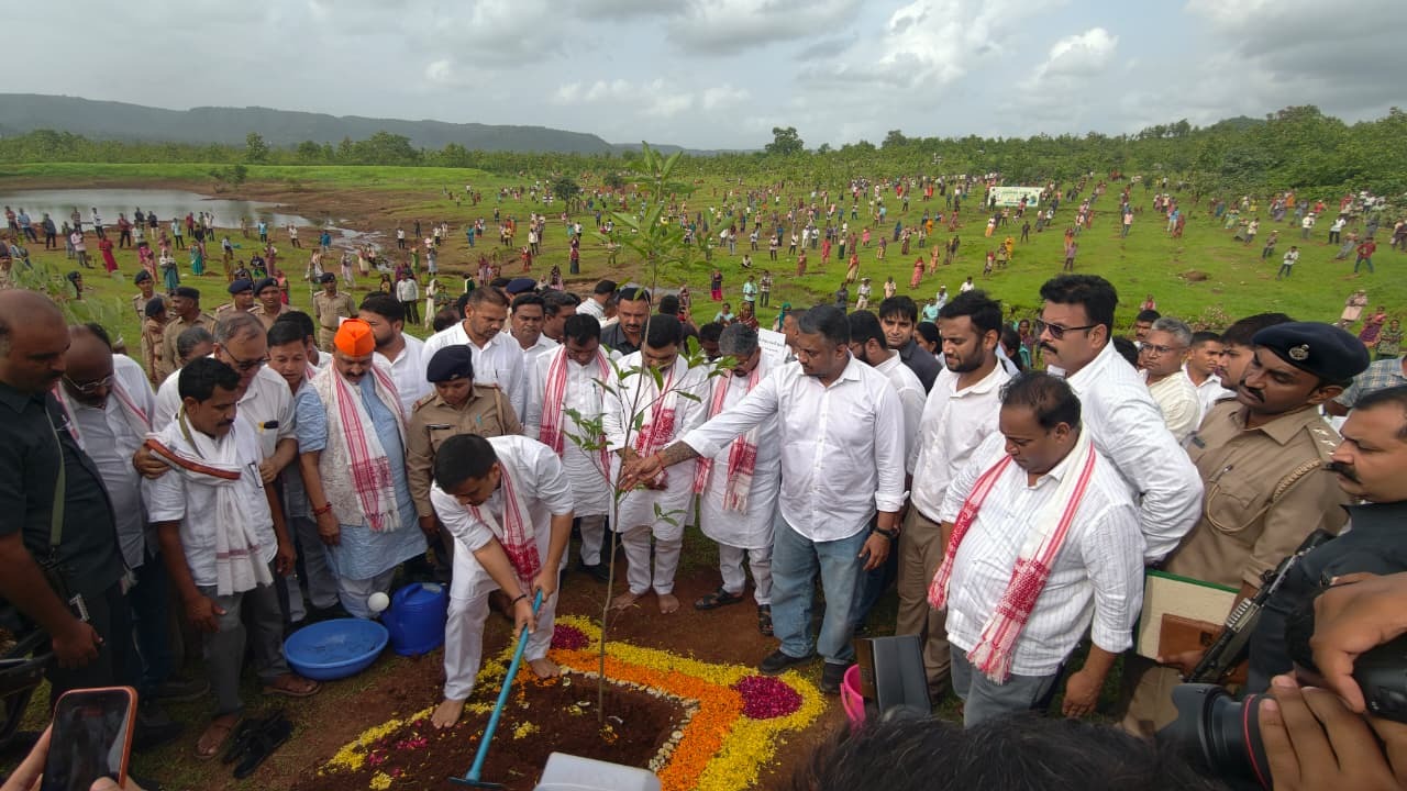 Ek Ped Maa Ke Naam 3.0: 4 હજારથી વધુ લોકોએ કર્યું વૃક્ષારોપણ