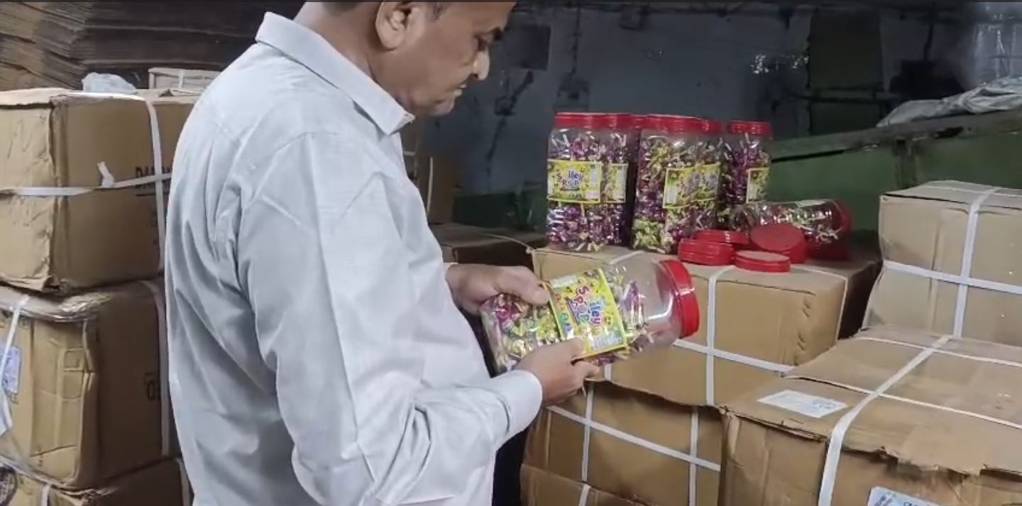 AMC Hirawadi Food Raid: 1500 કિલો જથ્થો જપ્ત, ફેક્ટરી સીલ