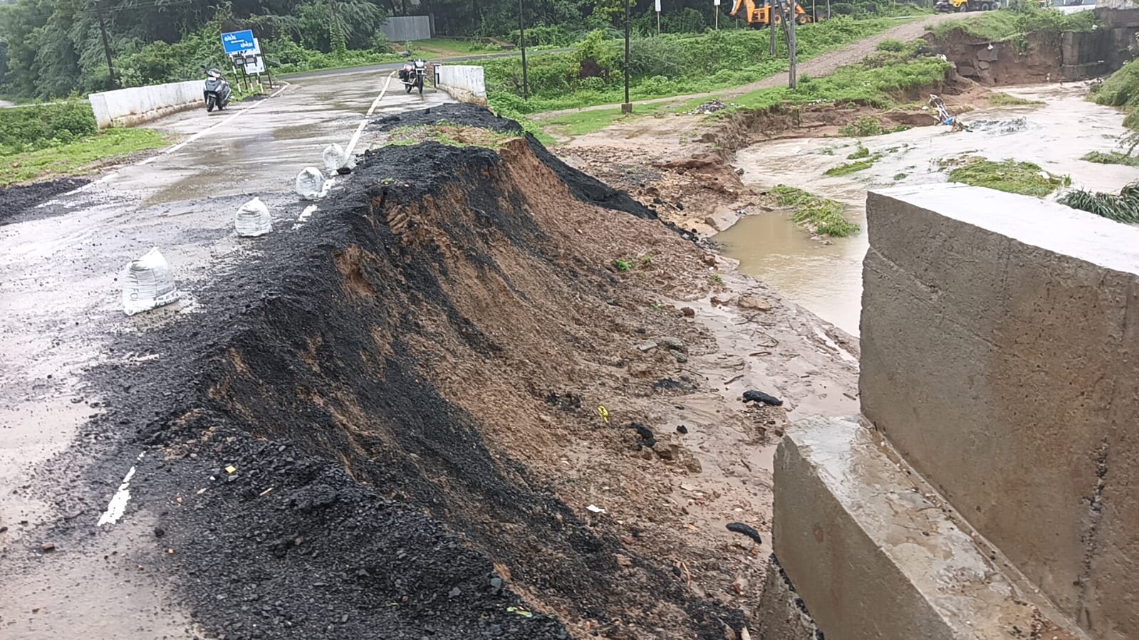 Development Work: વરસાદે ખોલી વિકાસકાર્યોની પોલ
