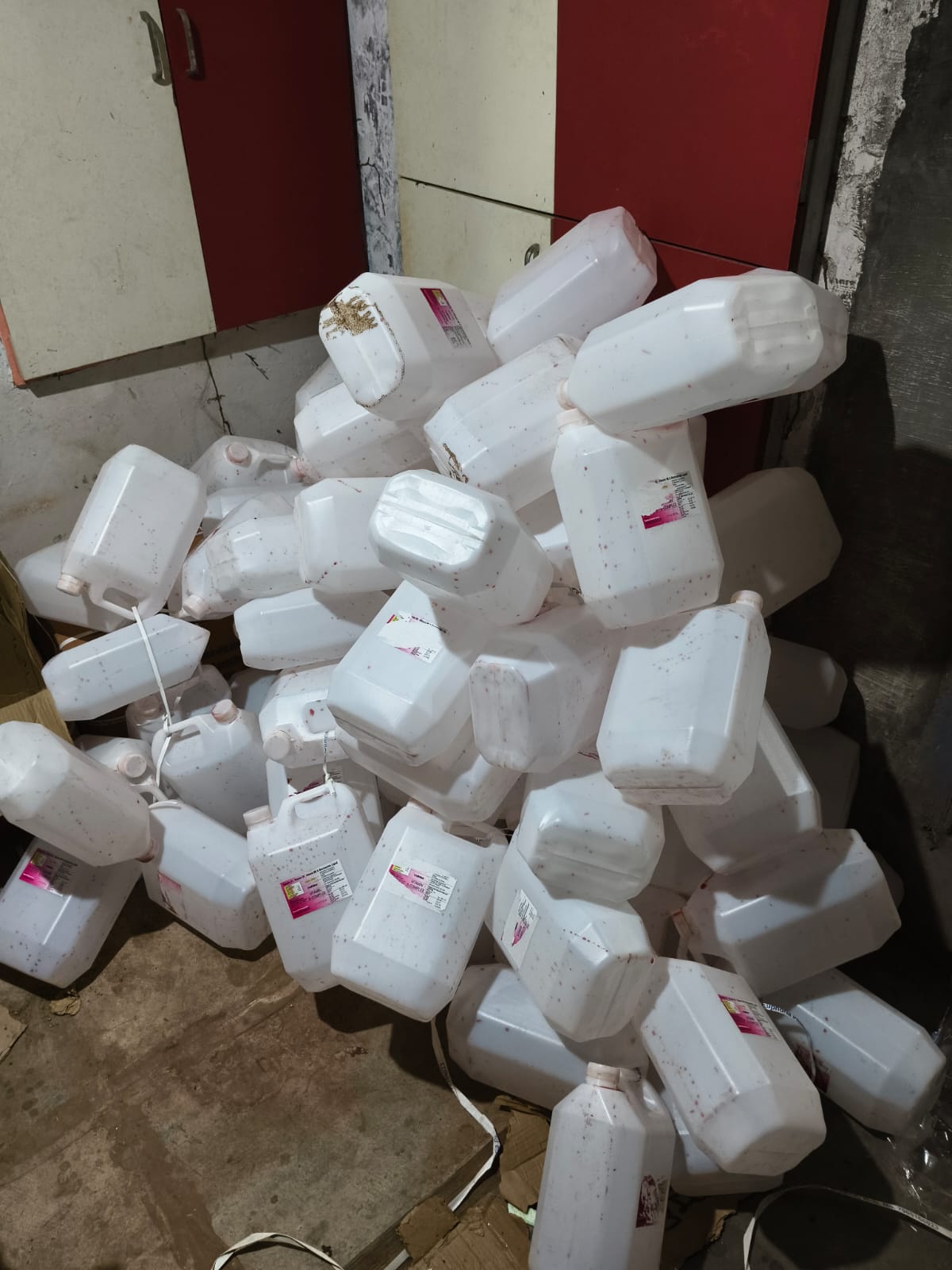 Kapadvanj FDCA raid: 160 લેબલ વગરની બોટલો મળી