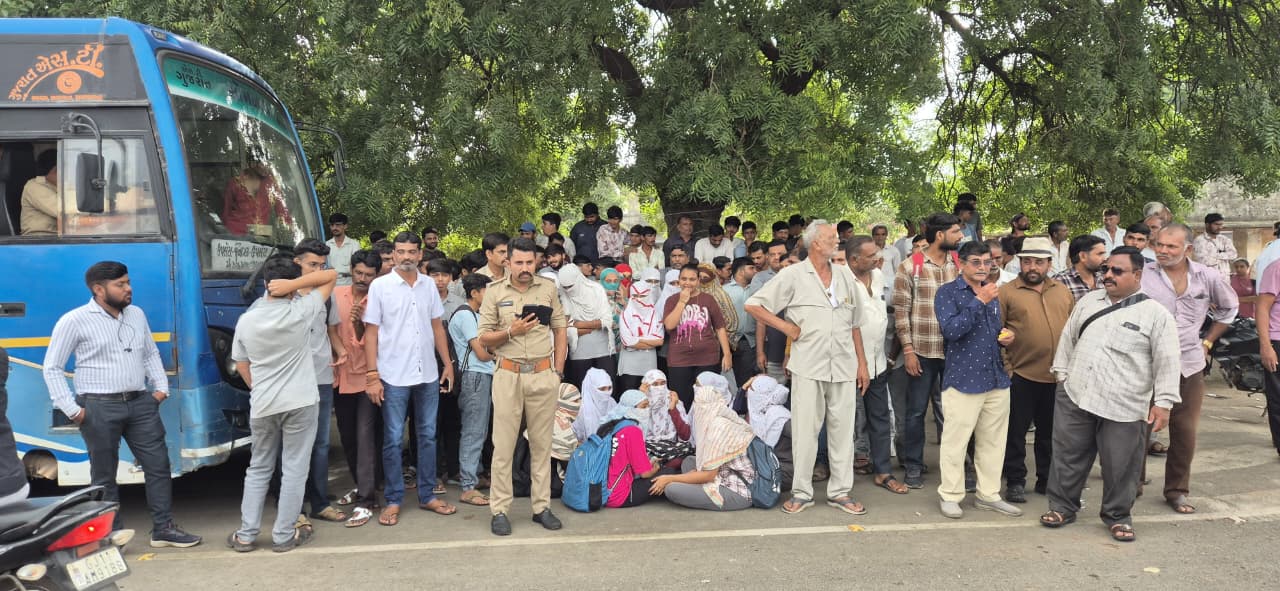 ST Bus Stop Student Protest: આંદોલન બાદ ST વિભાગે બસ સ્ટોપ આપવાની આપી ખાતરી