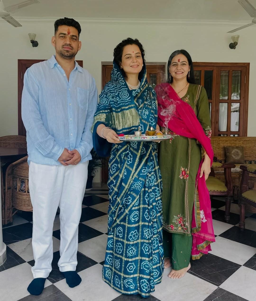 Kangana Ranaut Rakhi: કંગનાએ ભાઈને બાંધી રાખડી