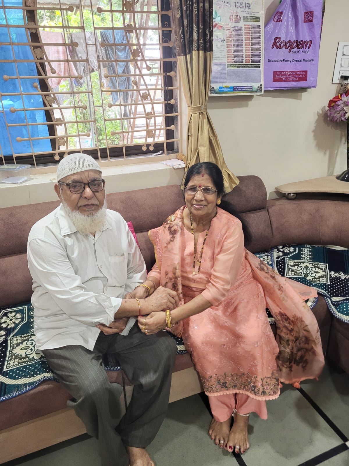 Premilaben Jaiswal: બોડેલીની પ્રેમીલાબેન 49 વર્ષથી પહેલા મુસ્લિમ ભાઈઓને બાંધે છે રાખડી