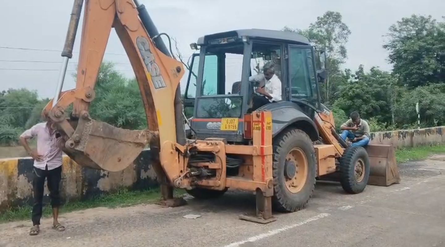 Highway Sinkhole: નડિયાદ-અમદાવાદ હાઇવે પર મસમોટો ભૂવો