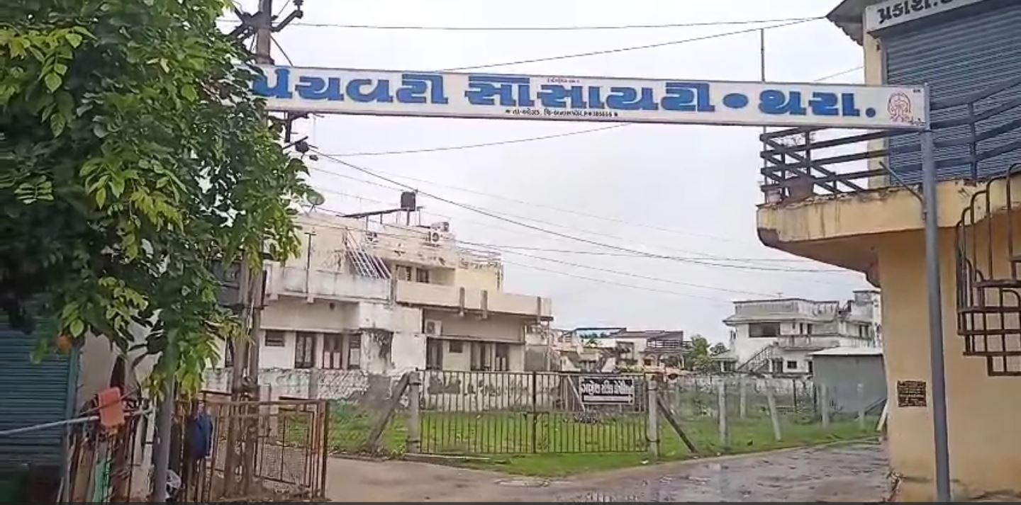Lightning Strike: મોબાઇલ ટાવર પર વીજળી ત્રાટકી
