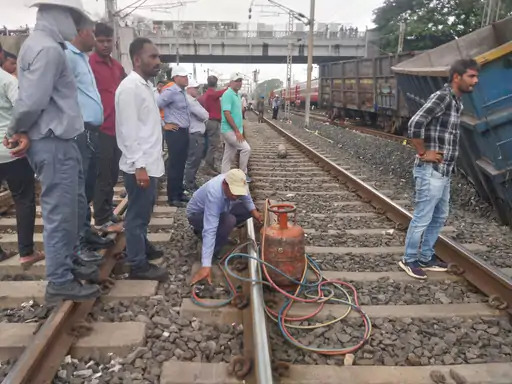Train Derailment Anand: 2 ડબ્બા પાટા પરથી ઉતર્યા