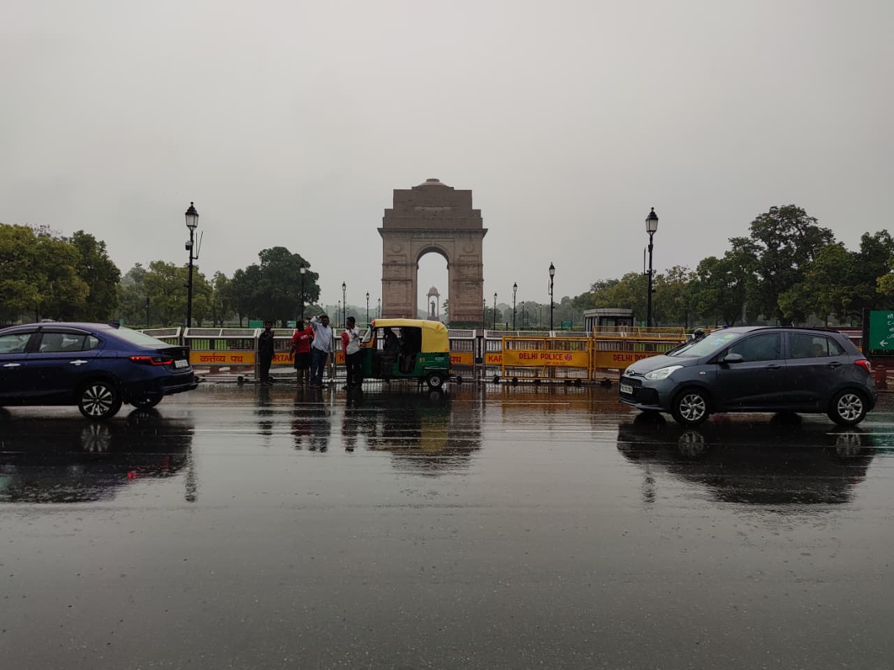 delhi-ncr-heavy-rain-preet-vihar-tree-fall