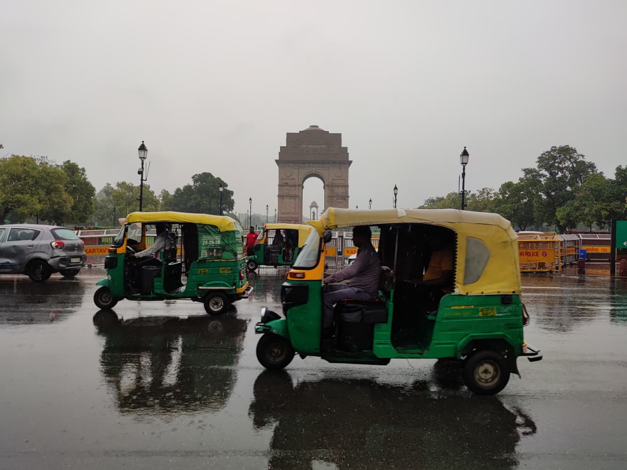 delhi-ncr-heavy-rain-preet-vihar-tree-fall