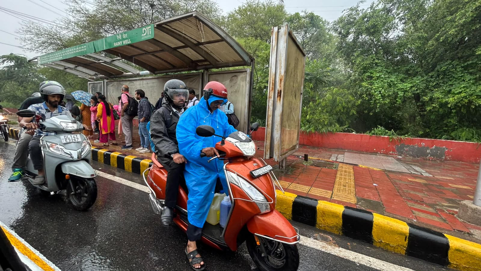 delhi-ncr-heavy-rain-preet-vihar-tree-fall