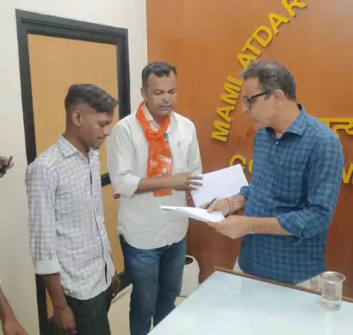 Village Road Protest: 100 પરિવારોને વર્ષોથી હાલાકી