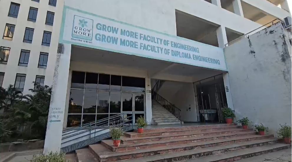 Gromore Campus Controversy: 12 ફૂટ ઊંડી ગટરમાં સફાઈકર્મી