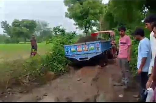 Village Road Protest: 100 પરિવારોને વર્ષોથી હાલાકી