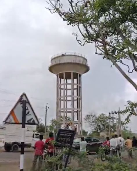 Dhrol water tank: જોખમી પાણીની ટાંકી આખરે જમીનદોસ્ત