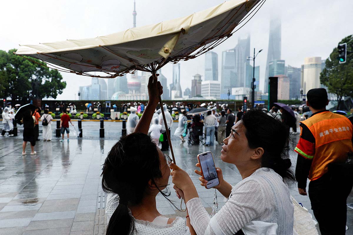 typhoon-dolphin-hits-china-coast-alert