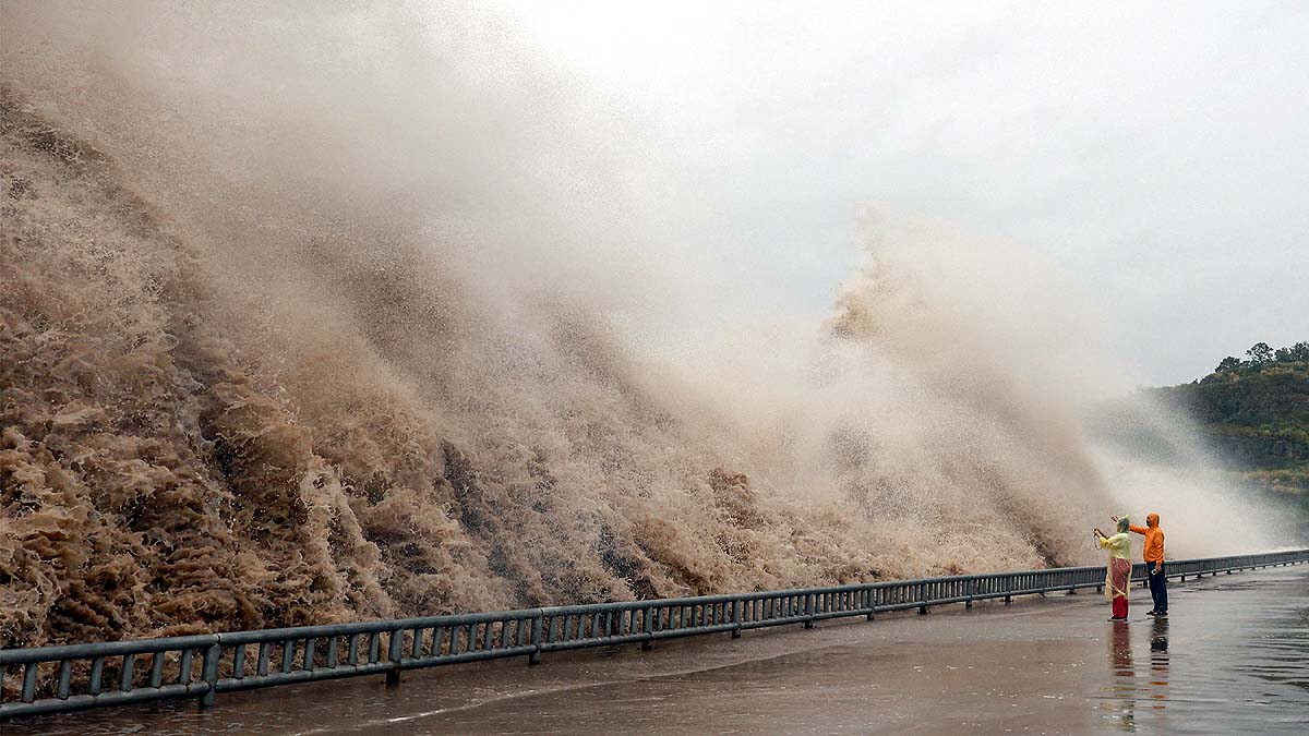 typhoon-dolphin-hits-china-coast-alert