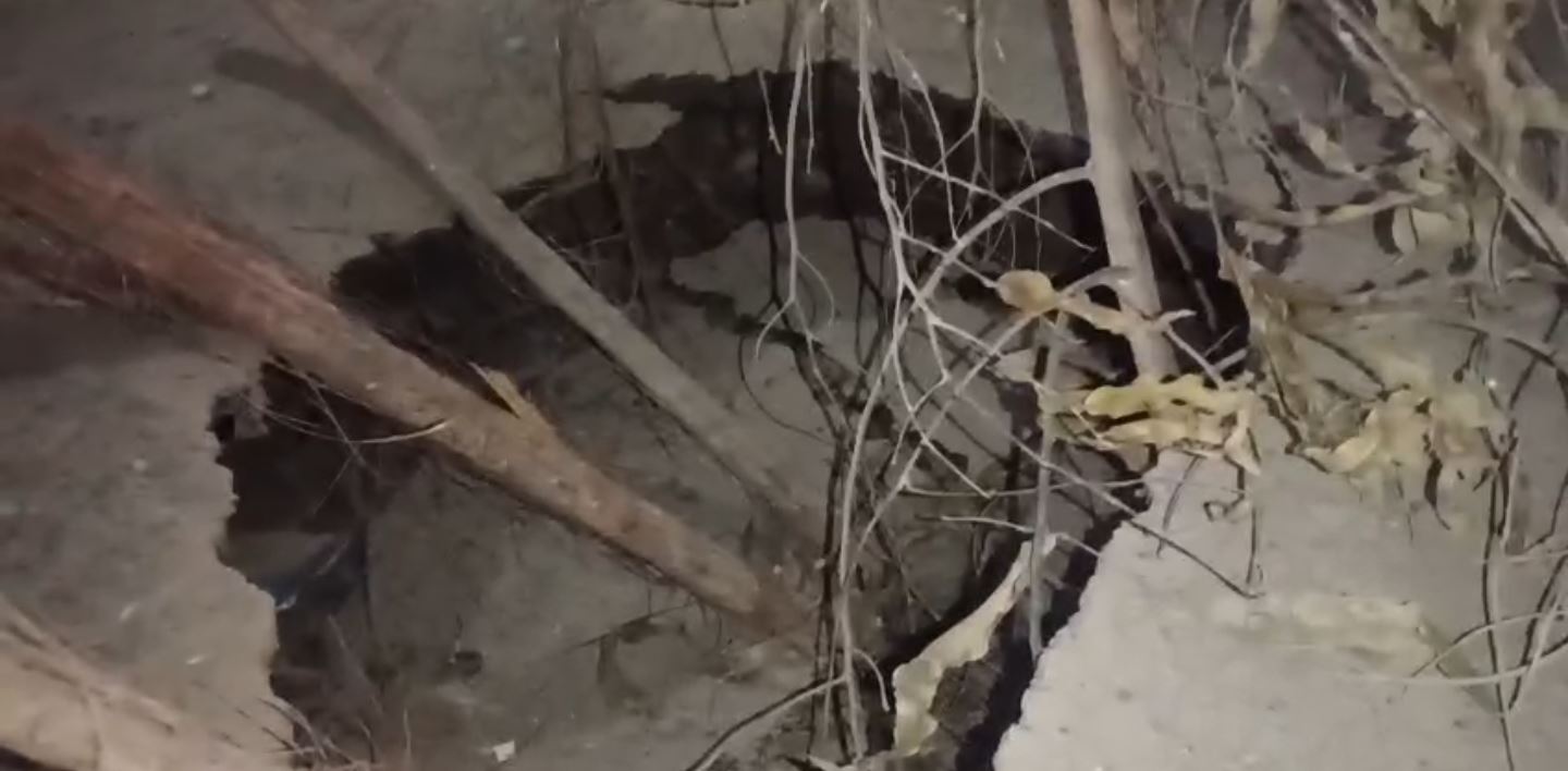 Vadodara Road Damage વોર્ડ-8માં રસ્તા વચ્ચે વિશાળ ભૂવો