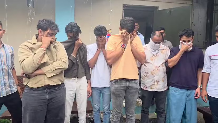 Surat Liquor Party: રાજહંસ બેલીઝાના ફ્લેટમાંથી 6 વેપારીઓ ઝડપાયા