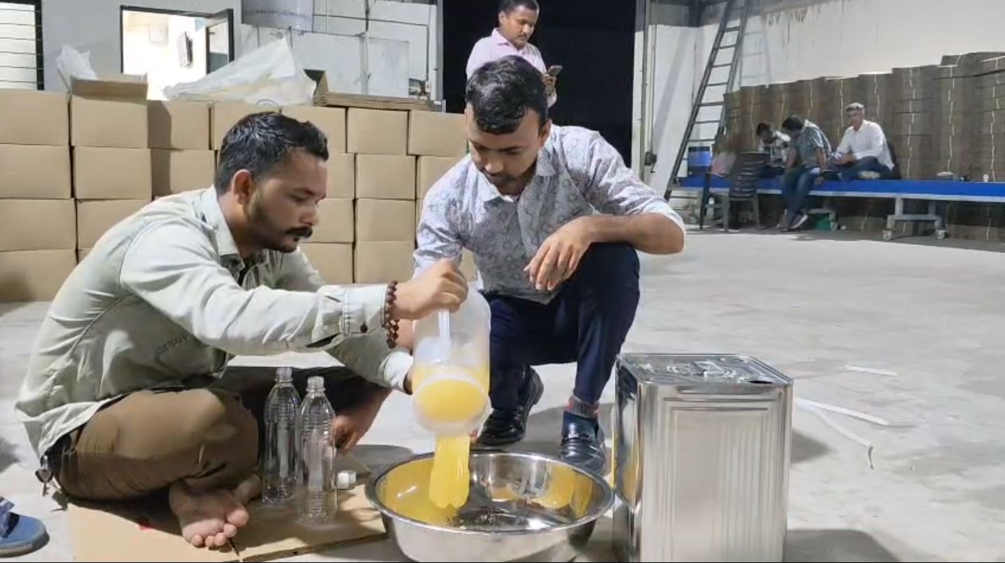 Fake Ghee Factory Chhatral રૂ.1.67 કરોડનું પામ ઓઈલ જપ્ત