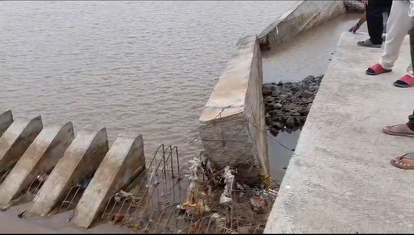 Navsari Dam Wall Collapse: ઉદ્ઘાટન પહેલાં જ દિવાલ ધડામ!
