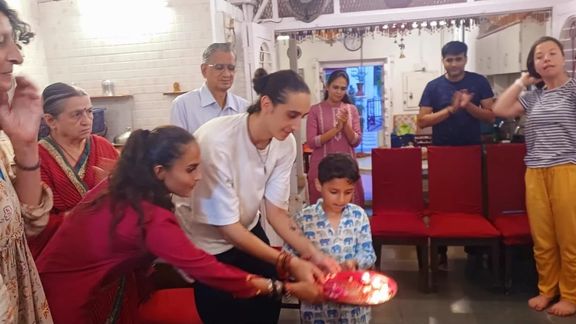 ગુજરાતમાં પ્રવાસીઓને સ્થાનિક સંસ્કૃતિ, પરંપરા, જીવનશૈલી અને આતિથ્યનો નજીકથી અનુભવ મળે તે માટે રાજ્ય સરકાર ના પ્રવાસન વિભાગ દ્વારા હોમસ્ટે (Homestay)રજીસ્ટ્રેશન પોલિસી-2020 થી અમલમાં મૂકવામાં આવી છે