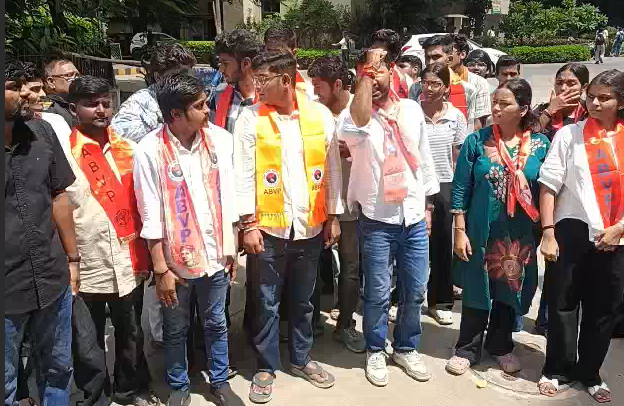 ABVPના કાર્યકરો ડીન ઓફિસ ખાતે એકત્રિત થયા