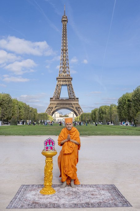 BAPS Eiffel Tower controversy: BAPSનો પેરિસ કાર્યક્રમ અને વિવાદની સંપૂર્ણ કહાની
