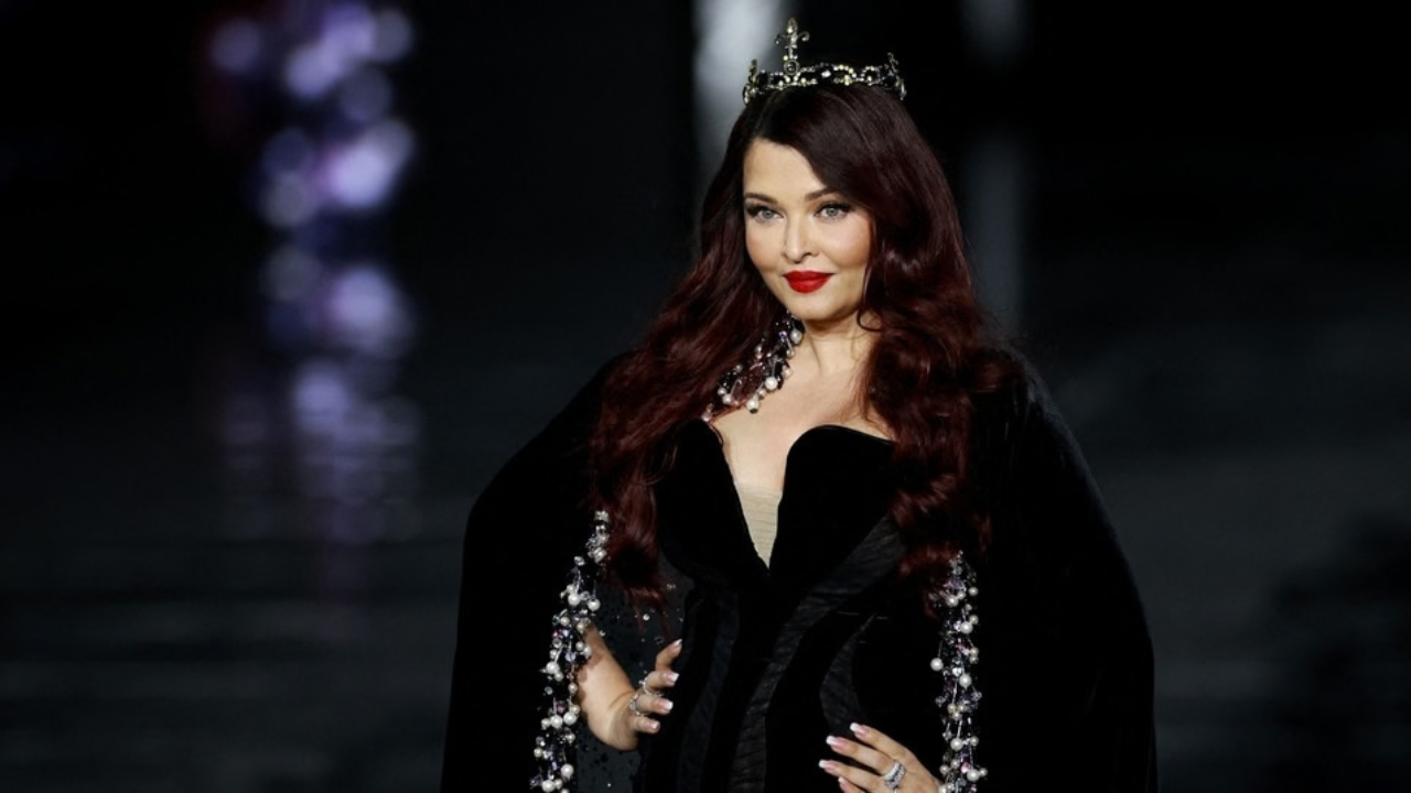Aishwarya Rai Paris Fashion Week Look: ક્રાઉન-બ્લેક ગાઉનમાં ઐશ્વર્યાનો શાહી અંદાજ