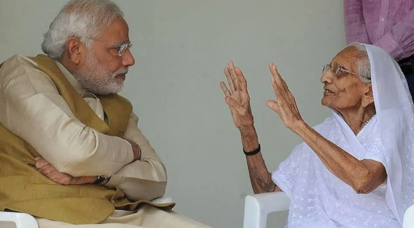 માતા હીરાબેન સાથે પીએમ મોદી