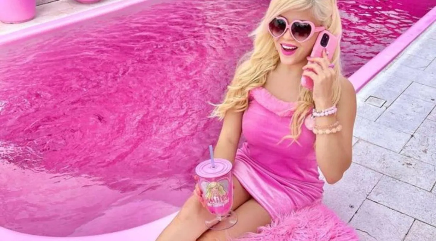 Barbie Girl Britain- બાર્બી ડૉલ હાઉસનો સ્વિમિંગ પુલ પણ ગુલાબી