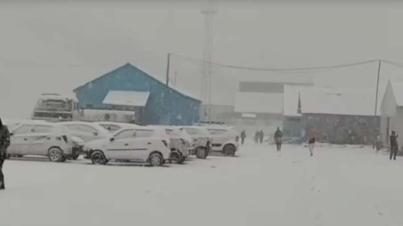 Kashmir Snowfall: કાશ્મીર-લદ્દાખમાં વહેલી બરફવર્ષા, ઠંડીનો કહેર