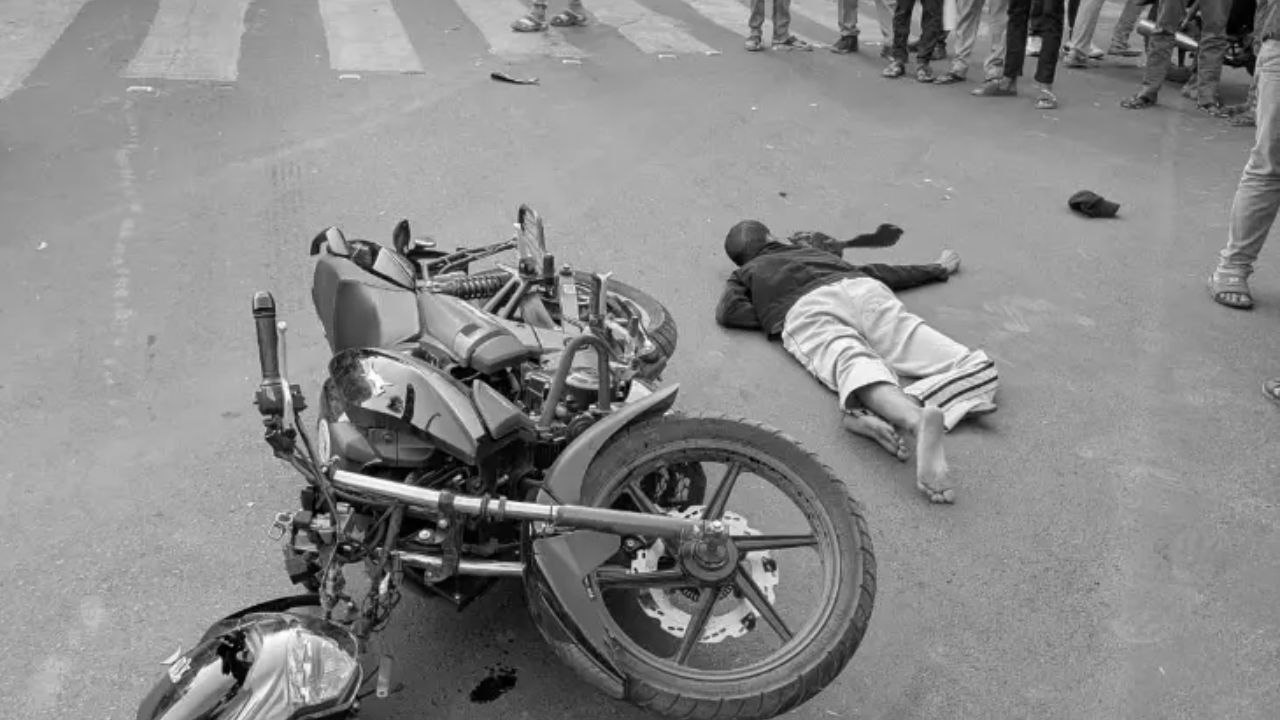 Naranpura AMTS Accident: બાઇકચાલક બસના ટાયર નીચે કચડાયો, ગંભીર ઈજા