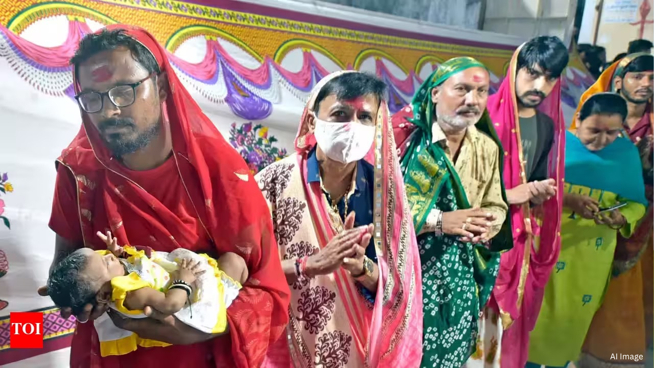 Sadu Mata Garba: અમદાવાદમાં 210 વર્ષ જૂની પરંપરા, આઠમે સાડી પહેરી ગરબા રમે છે પુરુષો