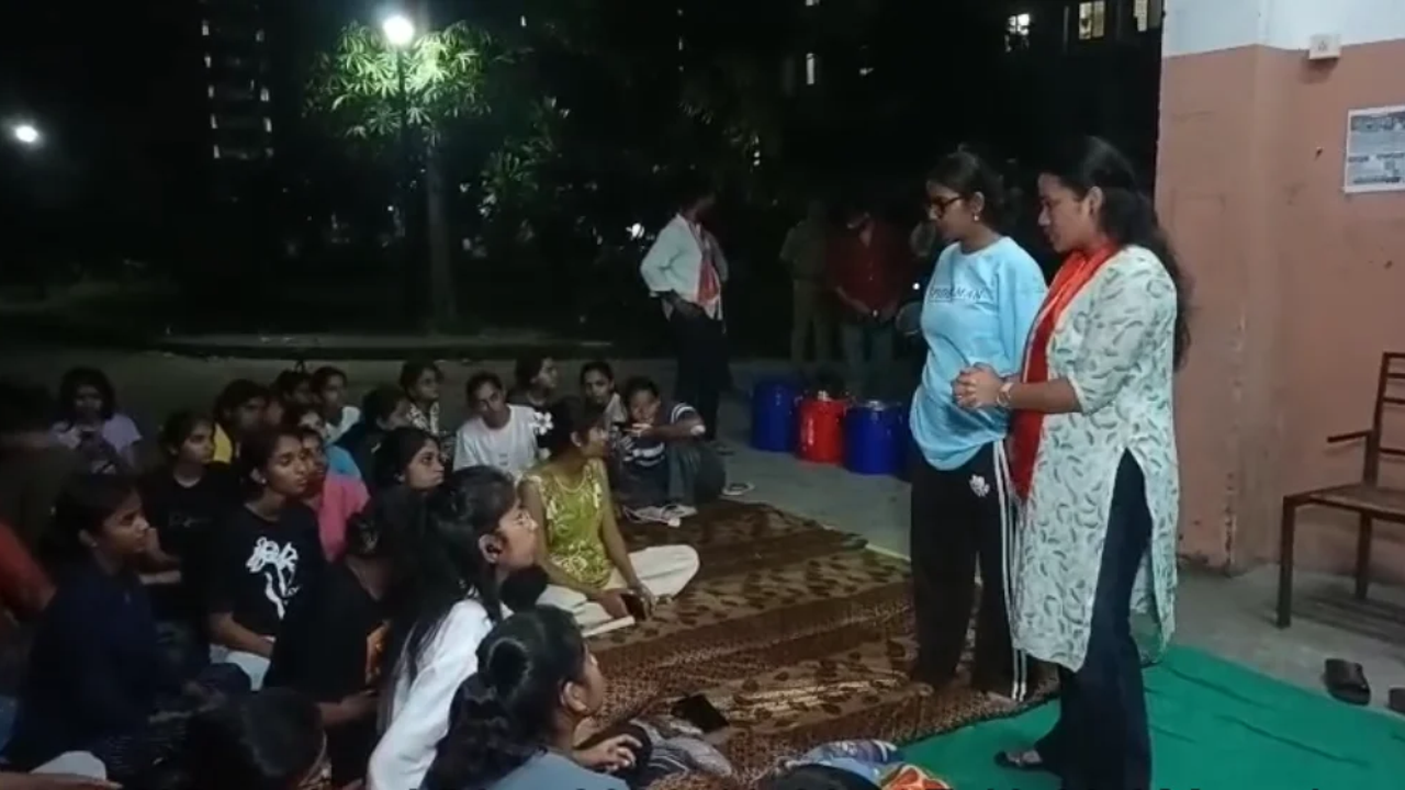 Samaras Hostel Protest: 15 કલાકથી ધરણા, પાણી-ભોજન મુદ્દે વિદ્યાર્થિનીઓનો વિરોધ