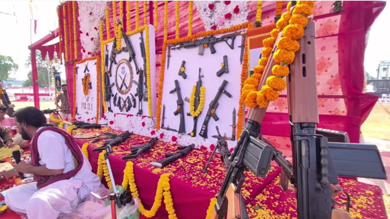 Sabarkantha Police: શસ્ત્ર પૂજન, વાહનો, હોર્સ અને ડોગની પણ પૂજા